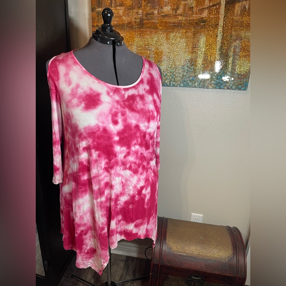 Cold shoulder 3/4 sleeve tie died handkerchief plus Size top. Size 3x.